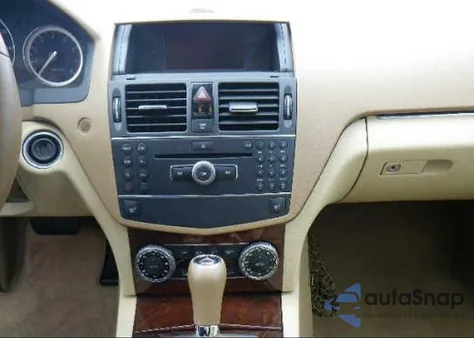 2008 Mercedes-Benz C300 z USA, uszkodzony, nr VIN WDDGF54X48R014448